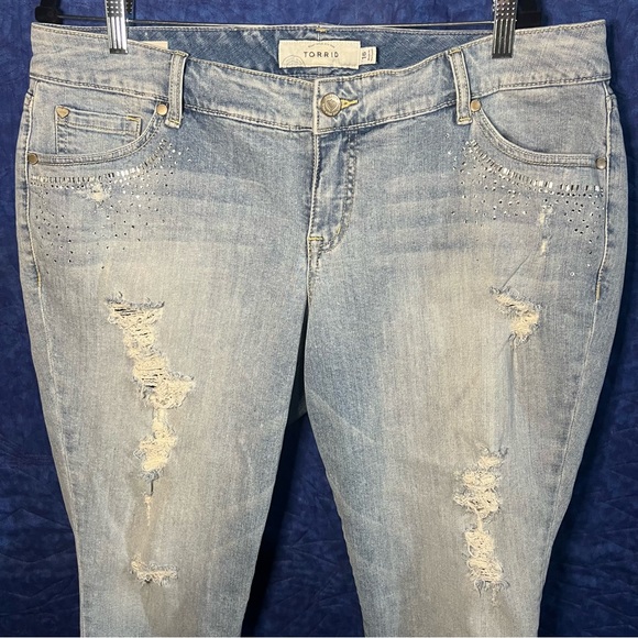 Torrid Women's Light Blue Distressed Jeans with Jewel Design Cropped Size 16 - Picture 3 of 8